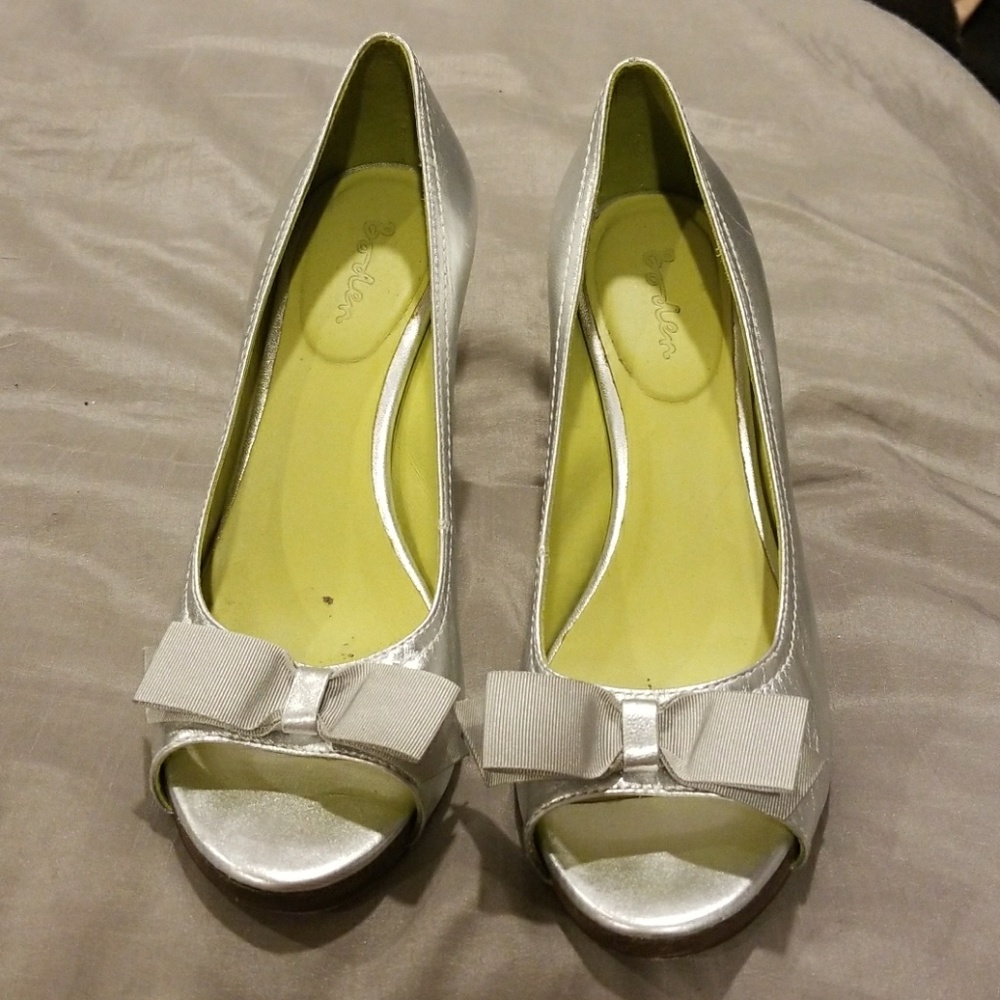 Peep toe pump